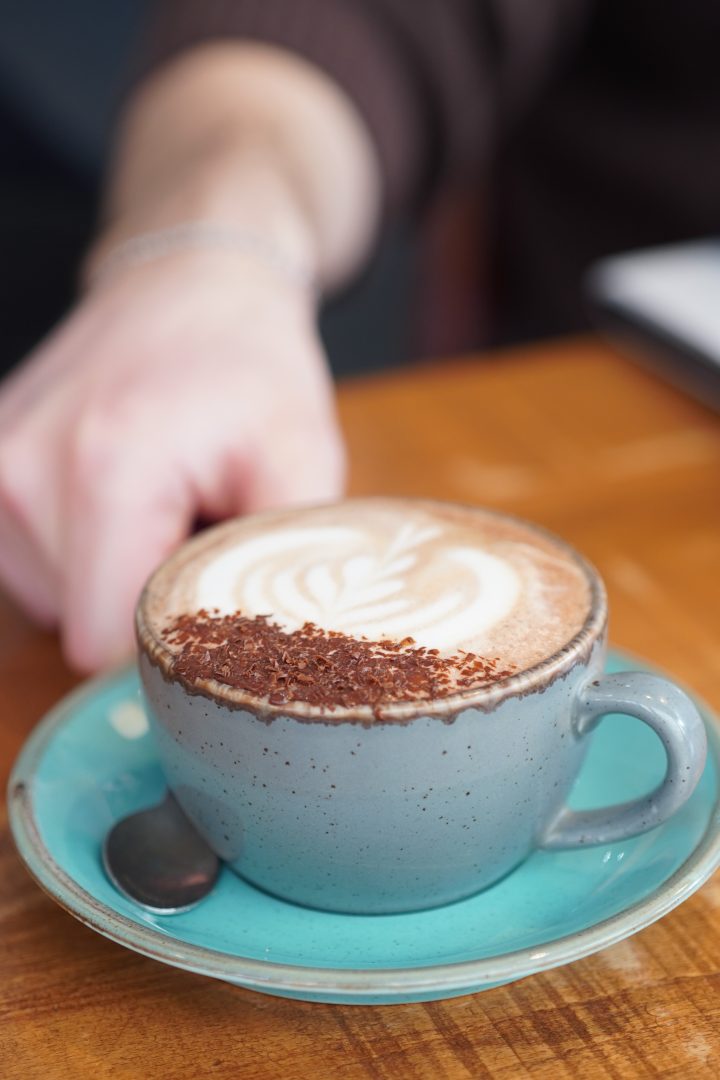 https://nomade-communication.fr/wp-content/uploads/2026/02/coffee_shop_st_malo-720x1080.jpg