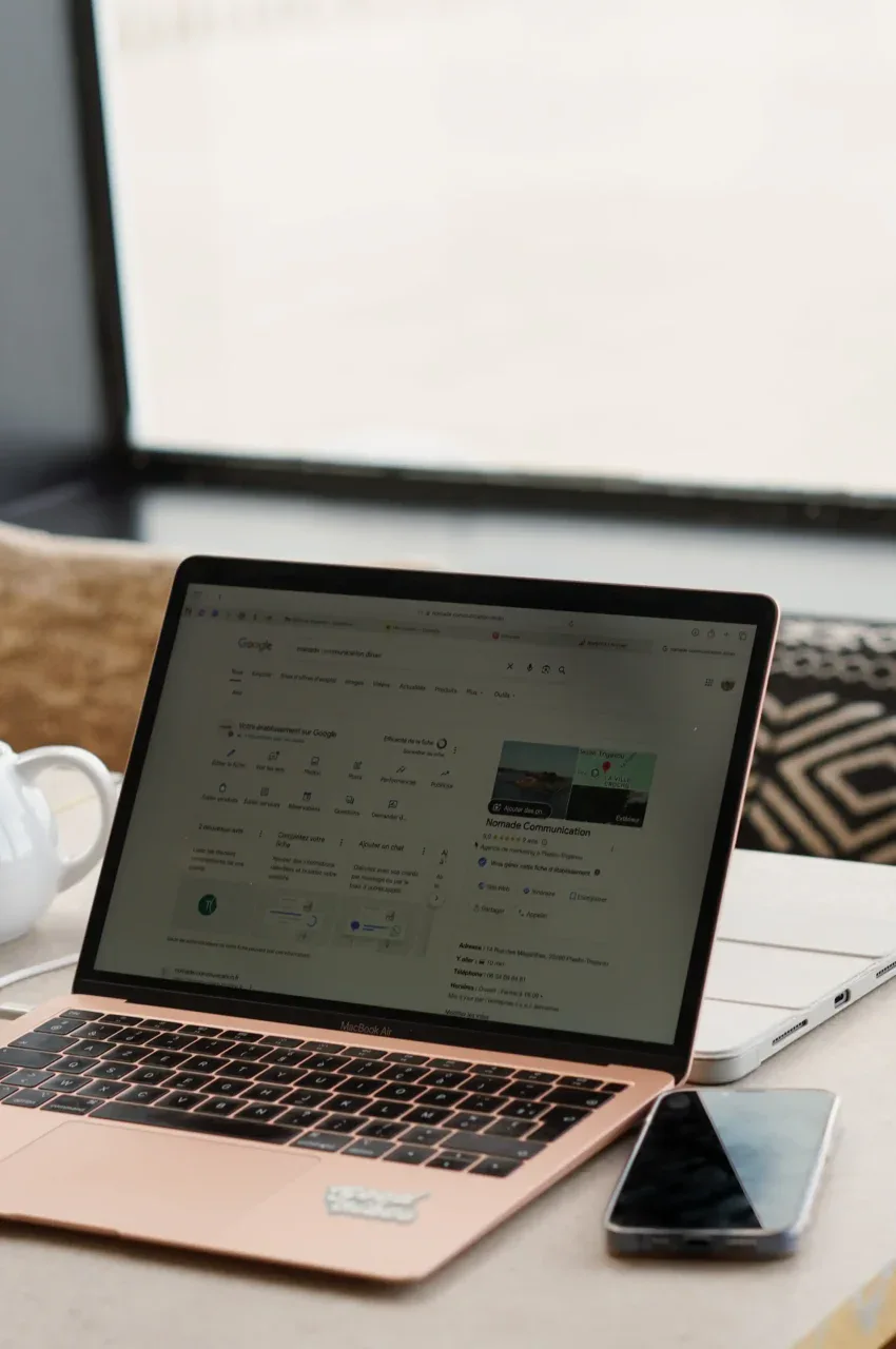 https://nomade-communication.fr/wp-content/uploads/2026/02/nomade_communication_dinan_dinard-850x1280.webp